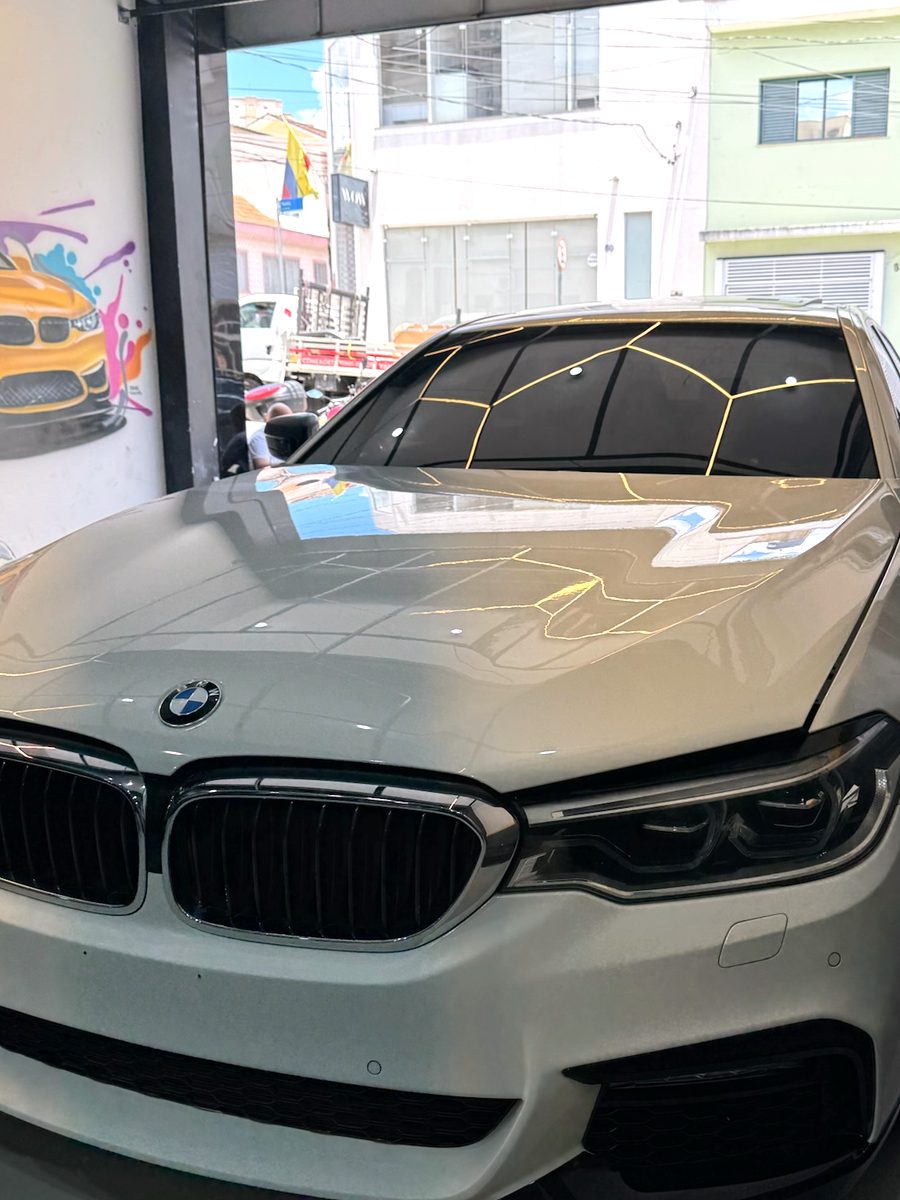 O mesmo BMW Série 5 após a funilaria e pintura na All In Garage, com a dianteira recuperada
